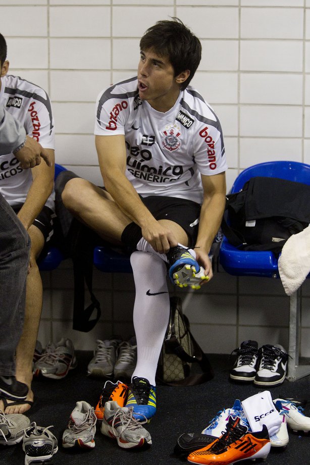 Willian nos vestiários antes da partida entre Flamengo x Corinthians, realizada esta tarde no estádio do Engenhão, na cidade do Rio de Janeiro, pela terceira rodada do Campeonato Brasileiro de 2011