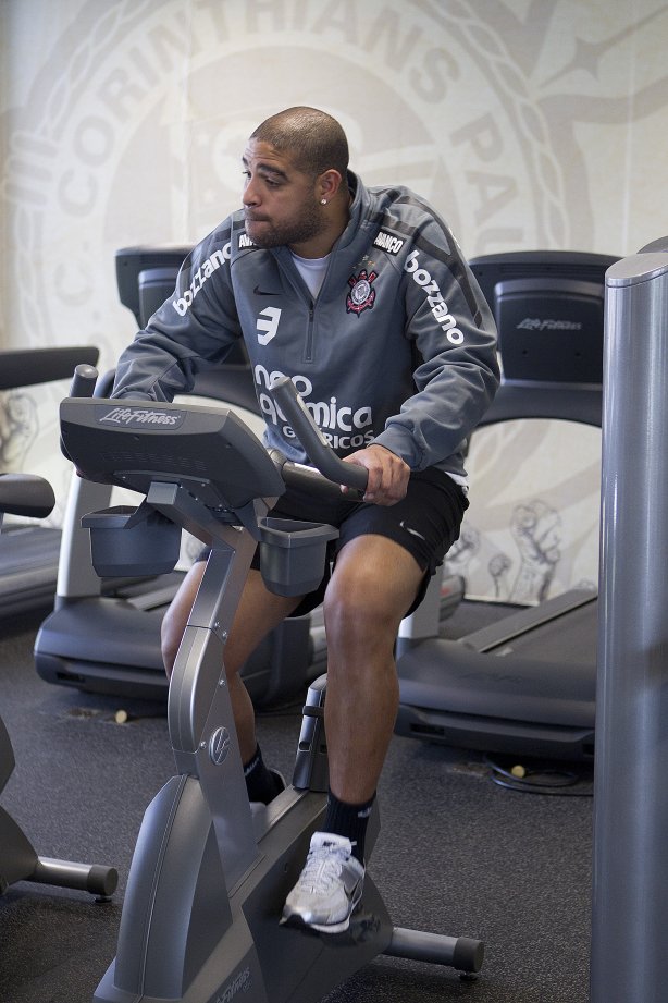 Adriano durante treino do Corinthians esta manhã no CT Joaquim Grava, no Parque Ecológico do Tiete. O time se prepara para o jogo contra o Fluminense, dia 12/06, domingo a tarde, no estádio do Pacaembu, pela 4ª rodada do Brasileirão 2011