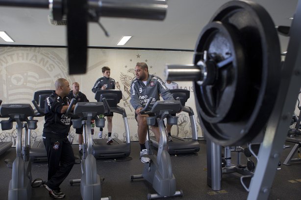 Eduardo Silva, preparador fisico, conversa com Adriano durante treino do Corinthians esta manhã no CT Joaquim Grava, no Parque Ecológico do Tiete. O time se prepara para o jogo contra o Fluminense, dia 12/06, domingo a tarde, no estádio do Pacaembu, pela 4ª rodada do Brasileirão 2011