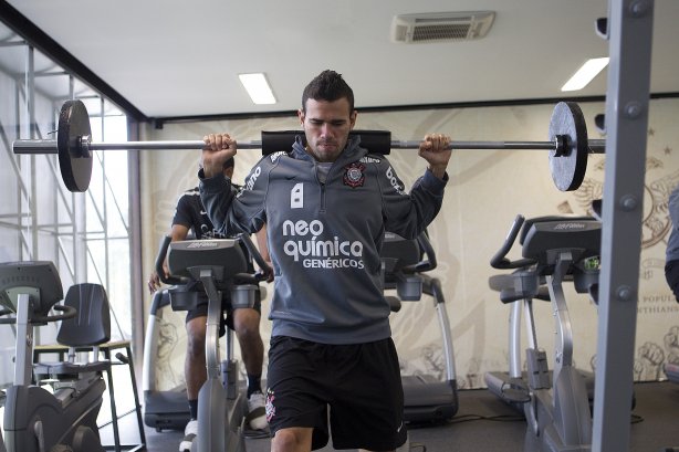 Leandro Castán durante treino do Corinthians esta manhã no CT Joaquim Grava, no Parque Ecológico do Tiete. O time se prepara para o jogo contra o Fluminense, dia 12/06, domingo a tarde, no estádio do Pacaembu, pela 4ª rodada do Brasileirão 2011