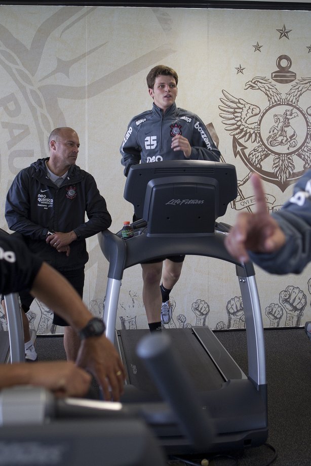 Mauri Lima, preparador de goleiros, e Renan durante treino do Corinthians esta manhã no CT Joaquim Grava, no Parque Ecológico do Tiete. O time se prepara para o jogo contra o Fluminense, dia 12/06, domingo a tarde, no estádio do Pacaembu, pela 4ª rodada do Brasileirão 2011