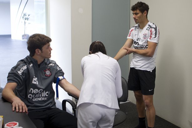 O goleiro Renan conversa com Alex durante exame durante treino do Corinthians esta manhã no CT Joaquim Grava, no Parque Ecológico do Tiete. O time se prepara para o jogo contra o Fluminense, dia 12/06, domingo a tarde, no estádio do Pacaembu, pela 4ª rodada do Brasileirão 2011