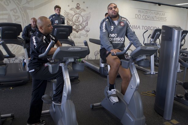 O preparador físico Eduardo Silva conversa com Adriano durante treino do Corinthians esta manhã no CT Joaquim Grava, no Parque Ecológico do Tiete. O time se prepara para o jogo contra o Fluminense, dia 12/06, domingo a tarde, no estádio do Pacaembu, pela 4ª rodada do Brasileirão 2011