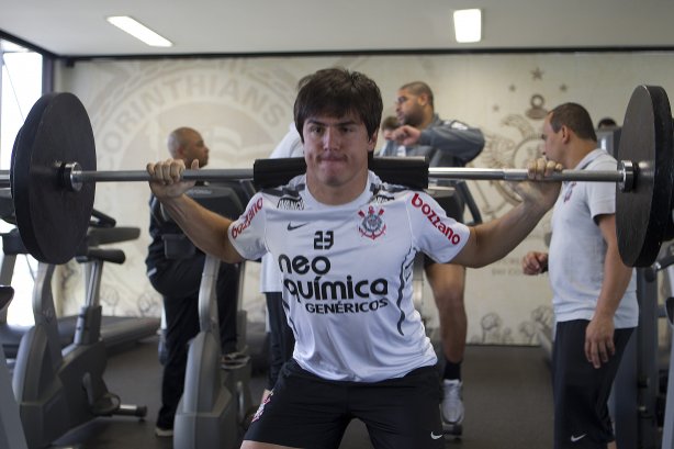 Willian durante treino do Corinthians esta manhã no CT Joaquim Grava, no Parque Ecológico do Tiete. O time se prepara para o jogo contra o Fluminense, dia 12/06, domingo a tarde, no estádio do Pacaembu, pela 4ª rodada do Brasileirão 2011