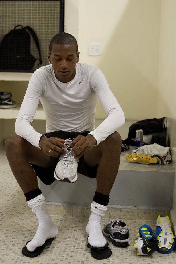 Edenilson nos vestiários antes da partida entre Corinthians x Fluminense, realizada esta tarde no estádio do Pacaembu, pela 4ª rodada do Campeonato Brasileiro de 2011