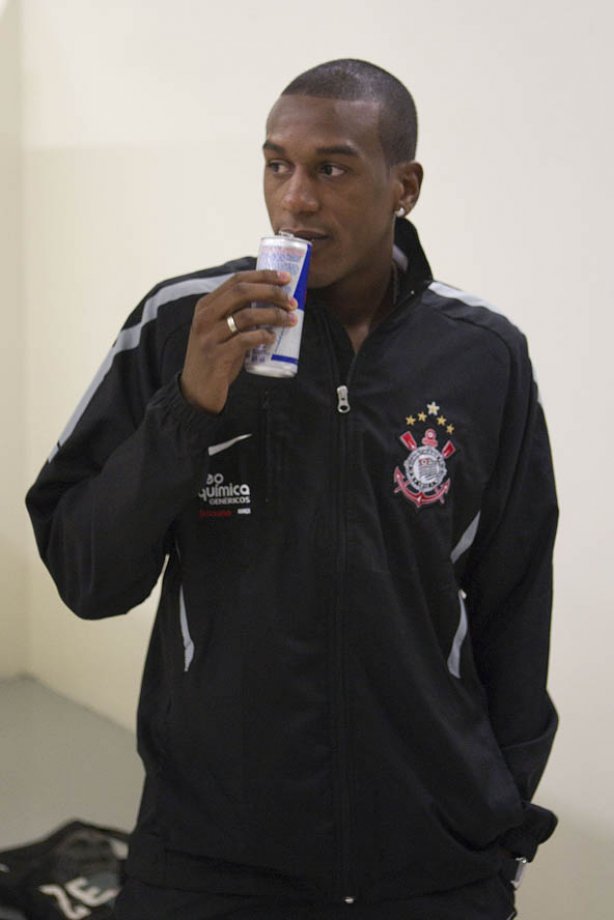 Edenilson nos vestiários antes da partida entre Corinthians x Fluminense, realizada esta tarde no estádio do Pacaembu, pela 4ª rodada do Campeonato Brasileiro de 2011