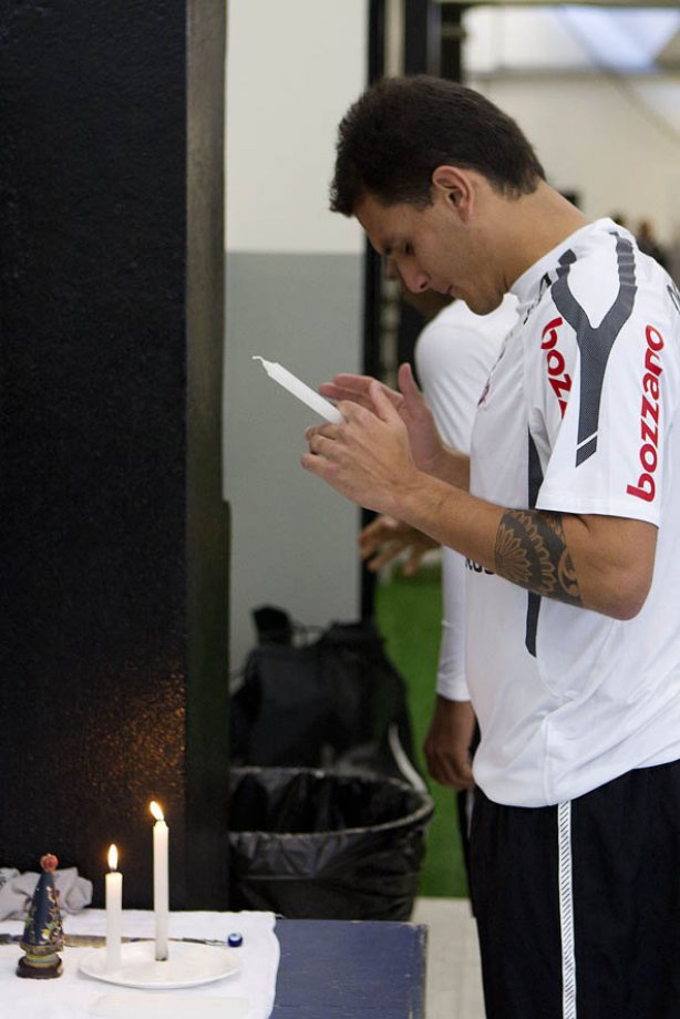 Fabio Santos rezando nos vestiários antes da partida entre Corinthians x Fluminense, realizada esta tarde no estádio do Pacaembu, pela 4ª rodada do Campeonato Brasileiro de 2011