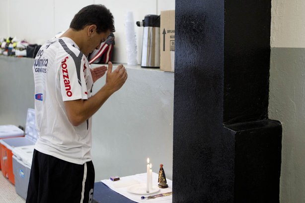 Fabio Santos rezando nos vestiários antes da partida entre Corinthians x Fluminense, realizada esta tarde no estádio do Pacaembu, pela 4ª rodada do Campeonato Brasileiro de 2011