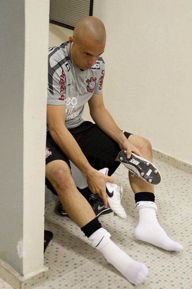 Julio Cesar nos vestiários antes da partida entre Corinthians x Fluminense, realizada esta tarde no estádio do Pacaembu, pela 4ª rodada do Campeonato Brasileiro de 2011