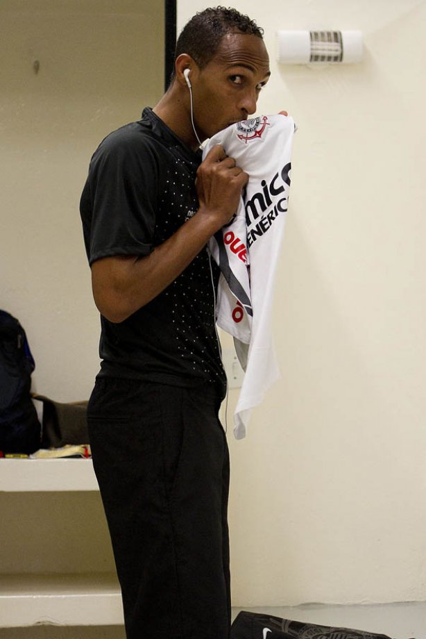 Liedson nos vestiários antes da partida entre Corinthians x Fluminense, realizada esta tarde no estádio do Pacaembu, pela 4ª rodada do Campeonato Brasileiro de 2011
