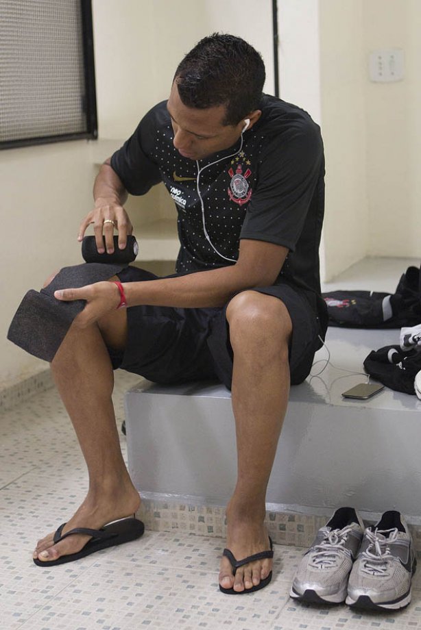 Luis Ramirez nos vestiários antes da partida entre Corinthians x Fluminense, realizada esta tarde no estádio do Pacaembu, pela 4ª rodada do Campeonato Brasileiro de 2011