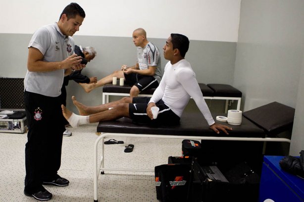 O enfermeiro Cleber Costa; Julio Cesar e Jorge Henrique nos vestiários antes da partida entre Corinthians x Fluminense, realizada esta tarde no estádio do Pacaembu, pela 4ª rodada do Campeonato Brasileiro de 2011