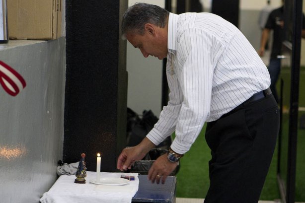 Tite nos vestiários antes da partida entre Corinthians x Fluminense, realizada esta tarde no estádio do Pacaembu, pela 4ª rodada do Campeonato Brasileiro de 2011