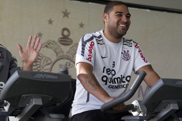 Adriano durante treino do Corinthians esta tarde no CT Joaquim Grava, no Parque Ecológico do Tiete. O time se prepara para o jogo contra o São Paulo, dia 26/06, domingo a tarde, no estádio do Pacaembu, pela 6ª rodada do Brasileirão 2011