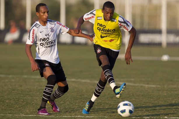 Liedson e Edenilson durante treino do Corinthians que aconteceu esta tarde no CT Joaquim Grava, no Parque Ecológico do Tiete. O time se prepara para o jogo contra o São Paulo, dia 26/06, domingo a tarde, no estádio do Pacaembu, pela 6ª rodada do Brasileirão 2011