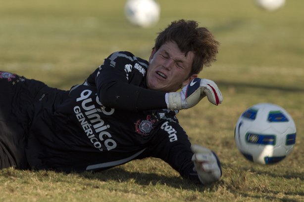 Renan durante treino do Corinthians que aconteceu esta tarde no CT Joaquim Grava, no Parque Ecológico do Tiete. O time se prepara para o jogo contra o São Paulo, dia 26/06, domingo a tarde, no estádio do Pacaembu, pela 6ª rodada do Brasileirão 2011