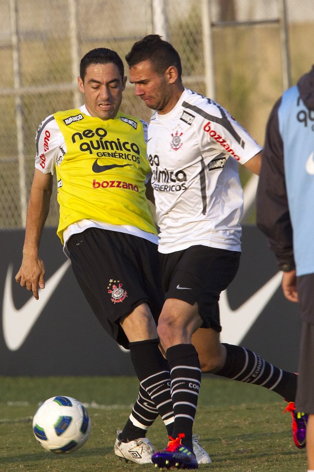 Chicão e Leandro Castán durante o treino do Corinthians que aconteceu esta tarde no CT Joaquim Grava, no Parque Ecológico do Tiete. O time se prepara para o jogo contra o São Paulo, dia 26/06, domingo a tarde, no estádio do Pacaembu, pela 6ª rodada do Brasileirão 2011