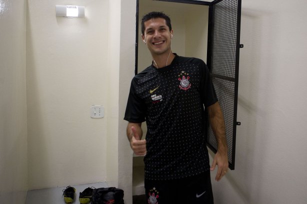 Bruno Octavio nos vestiários antes da partida entre Corinthians x São Paulo, realizada esta tarde no estádio do Pacaembu, pela 6ª rodada do Campeonato Brasileiro de 2011