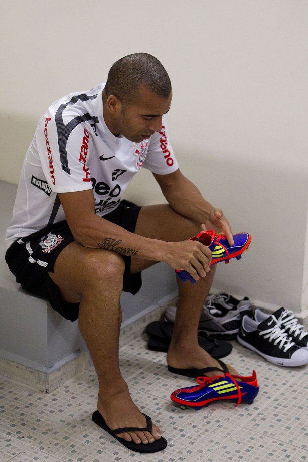 Emerson nos vestiários antes da partida entre Corinthians x São Paulo, realizada esta tarde no estádio do Pacaembu, pela 6ª rodada do Campeonato Brasileiro de 2011