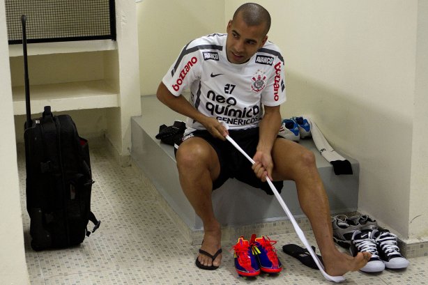 Emerson nos vestiários antes da partida entre Corinthians x São Paulo, realizada esta tarde no estádio do Pacaembu, pela 6ª rodada do Campeonato Brasileiro de 2011