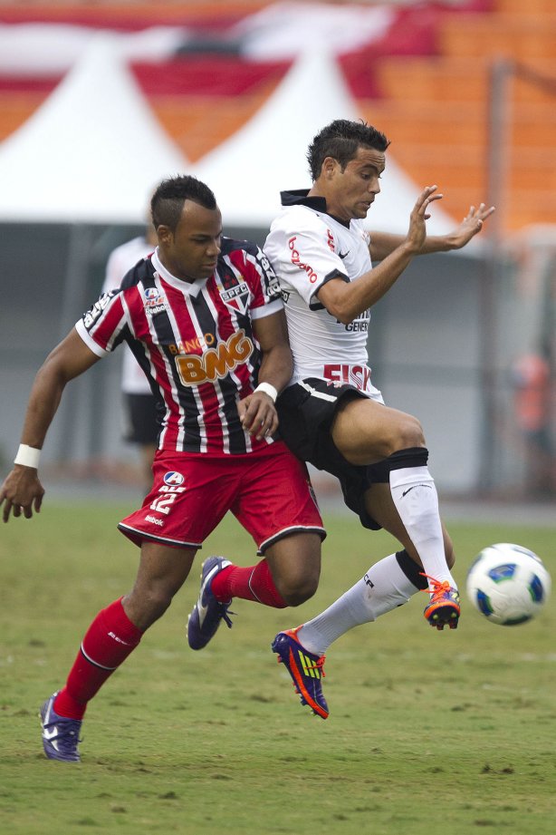 Fernandinho e Welder durante a partida entre Corinthians x São Paulo, realizada esta tarde no estádio do Pacaembu, pela 6ª rodada do Campeonato Brasileiro de 2011