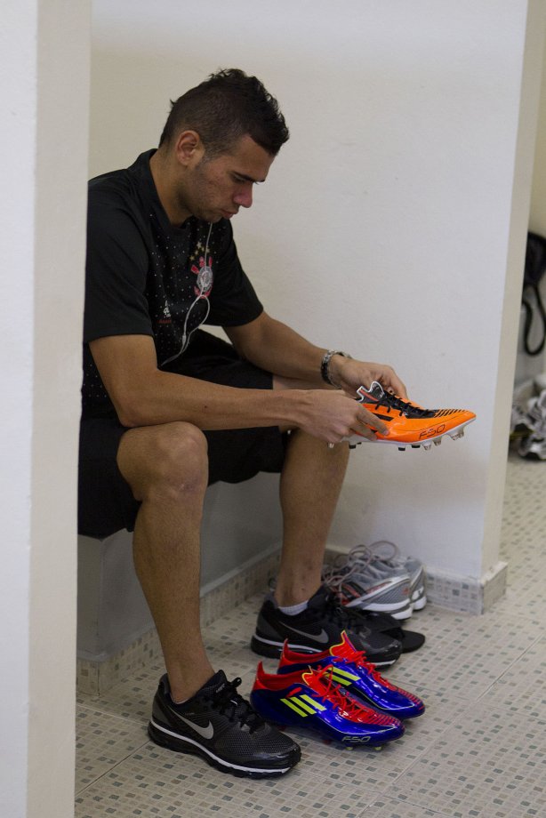 Leandro Castán nos vestiários antes da partida entre Corinthians x São Paulo, realizada esta tarde no estádio do Pacaembu, pela 6ª rodada do Campeonato Brasileiro de 2011