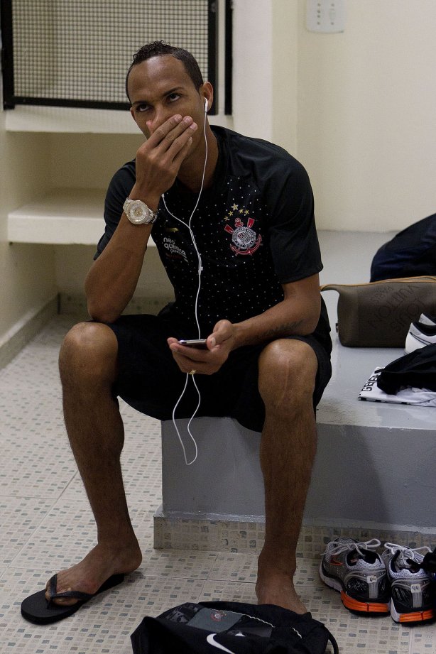 Liedson nos vestiários antes da partida entre Corinthians x São Paulo, realizada esta tarde no estádio do Pacaembu, pela 6ª rodada do Campeonato Brasileiro de 2011