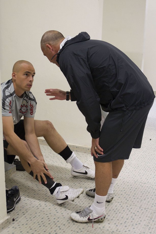 Mauri Lima, prepadador de goleiros, conversa com Julio Cesar nos vestiários antes da partida entre Corinthians x São Paulo, realizada esta tarde no estádio do Pacaembu, pela 6ª rodada do Campeonato Brasileiro de 2011