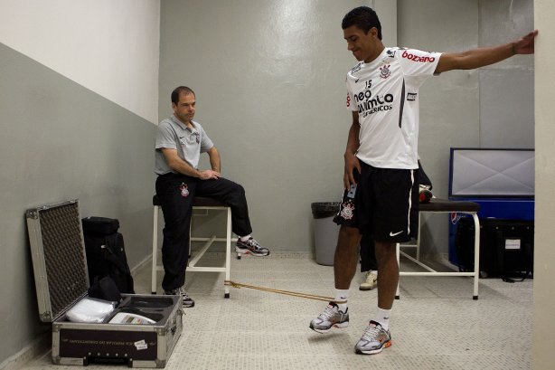 O fisioterapeuta Betinho com Paulinho nos vestiários antes da partida entre Corinthians x São Paulo, realizada esta tarde no estádio do Pacaembu, pela 6ª rodada do Campeonato Brasileiro de 2011