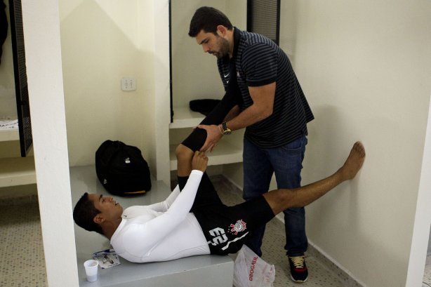O fisioterapeuta Bruno Mazziotti coloca uma meia elastica nas pernas de Jorge Henrique nos vestiários antes da partida entre Corinthians x São Paulo, realizada esta tarde no estádio do Pacaembu, pela 6ª rodada do Campeonato Brasileiro de 2011