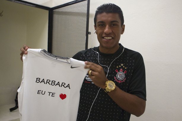 Paulinho com uma camiseta em homenagem a sua esposa Barbara nos vestiários antes da partida entre Corinthians x São Paulo, realizada esta tarde no estádio do Pacaembu, pela 6ª rodada do Campeonato Brasileiro de 2011
