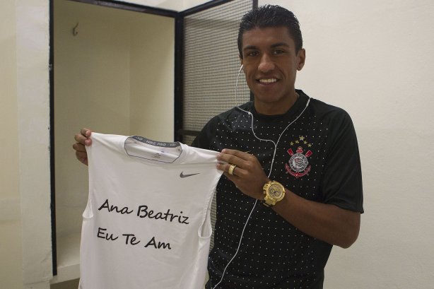 Paulinho com uma camiseta em homenagem a sua filha Ana Beatriz nos vestiários antes da partida entre Corinthians x São Paulo, realizada esta tarde no estádio do Pacaembu, pela 6ª rodada do Campeonato Brasileiro de 2011