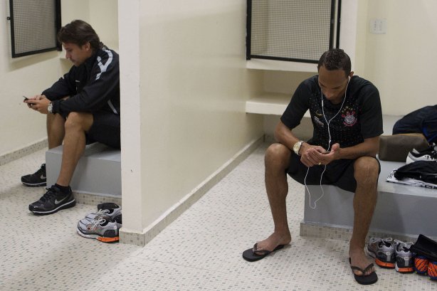 Paulo André e Liedson nos vestiários antes da partida entre Corinthians x São Paulo, realizada esta tarde no estádio do Pacaembu, pela 6ª rodada do Campeonato Brasileiro de 2011