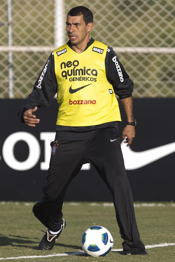 Fabio Carille auxiliar técnico de Tite, durante o treino do Corinthians que aconteceu esta tarde no CT Joaquim Grava, no Parque Ecológico do Tiete. O time se prepara para o jogo contra o Bahia/BA, amanhã, quarta-feira, dia 29/06, no estádio Roberto Santos, o Pituacu, em Salvador, pela 7ª rodada do Brasileirão 2011