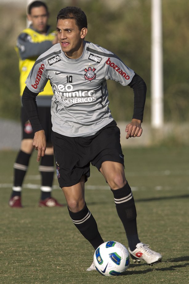 Fabio Santos durante o treino do Corinthians que aconteceu esta tarde no CT Joaquim Grava, no Parque Ecológico do Tiete. O time se prepara para o jogo contra o Bahia/BA, amanhã, quarta-feira, dia 29/06, no estádio Roberto Santos, o Pituacu, em Salvador, pela 7ª rodada do Brasileirão 2011