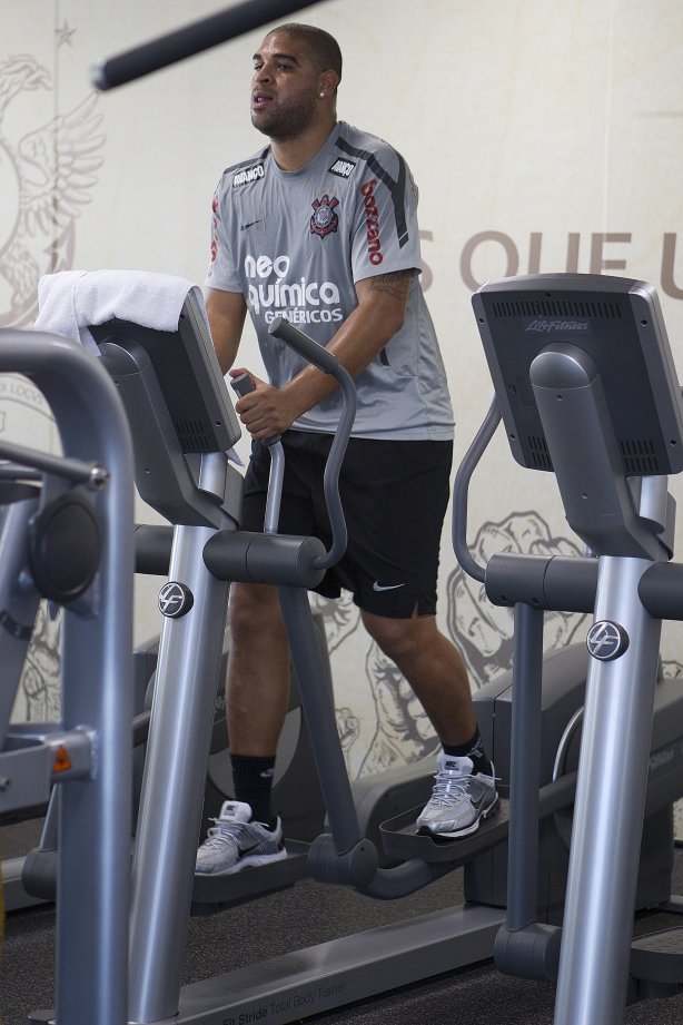 O atacante Adriano continua sua recuperação com os fisioterapeutas Bruno Mazziotti e Caio Mello durante o treino do Corinthians que aconteceu esta tarde no CT Joaquim Grava, no Parque Ecológico do Tiete. O time se prepara para o jogo contra o Bahia/BA, amanhã, quarta-feira, dia 29/06, no estádio Roberto Santos, o Pituacu, em Salvador, pela 7ª rodada do Brasileirão 2011