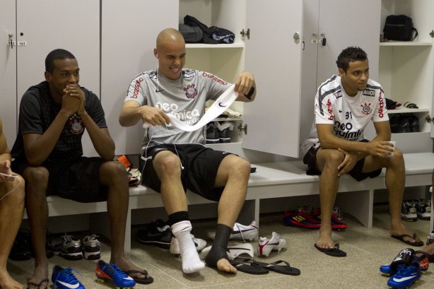 Edenilson; Julio Cesar e Welder nos vestiários antes da partida entre Bahia/BA x Corinthians, realizada esta noite no estádio Roberto Santos, o Pituacu, pela 7ª rodada do Campeonato Brasileiro de 2011