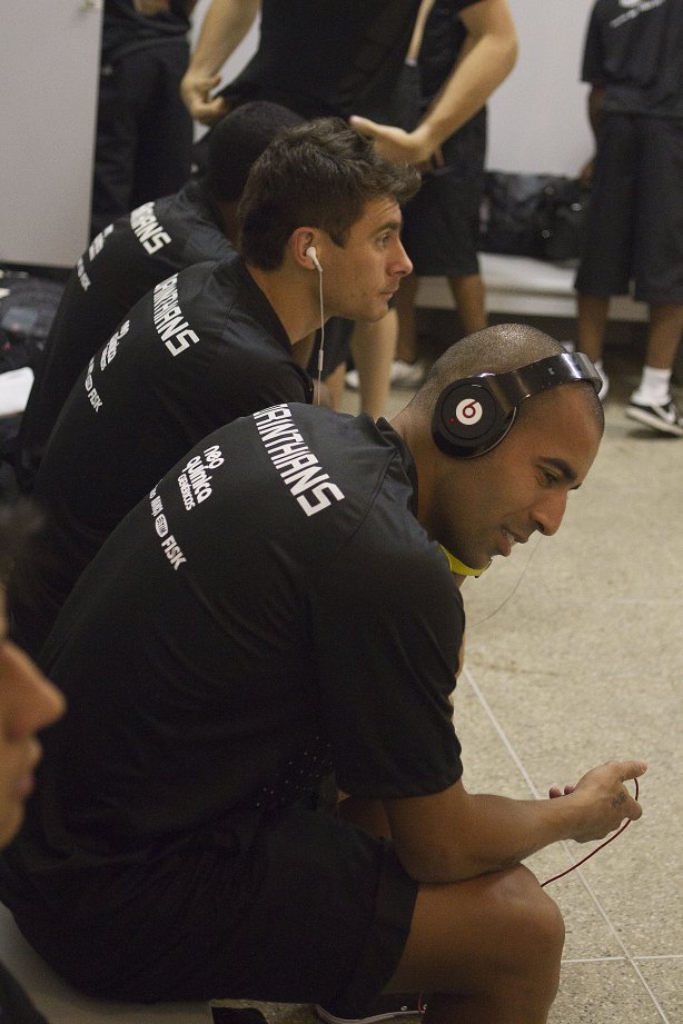 Emerson nos vestiários antes da partida entre Bahia/BA x Corinthians, realizada esta noite no estádio Roberto Santos, o Pituacu, pela 7ª rodada do Campeonato Brasileiro de 2011