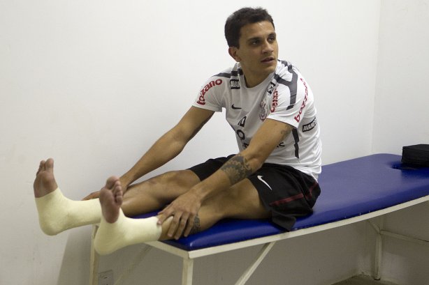 Fabio Santos nos vestiários antes da partida entre Bahia/BA x Corinthians, realizada esta noite no estádio Roberto Santos, o Pituacu, pela 7ª rodada do Campeonato Brasileiro de 2011