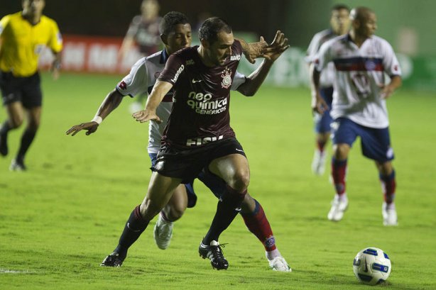 Jancarlos e Danilo durante a partida entre Bahia/BA x Corinthians, realizada esta noite no estádio Roberto Santos, o Pituacu, pela 7ª rodada do Campeonato Brasileiro de 2011