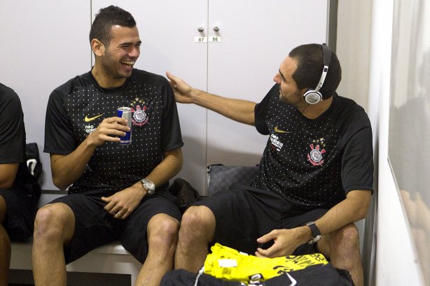 Leandro Castán e Danilo nos vestiários antes da partida entre Bahia/BA x Corinthians, realizada esta noite no estádio Roberto Santos, o Pituacu, pela 7ª rodada do Campeonato Brasileiro de 2011