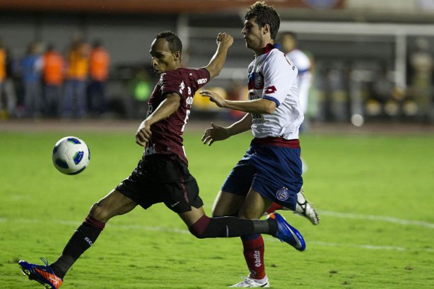 Liedson e Danny Morais durante a partida entre Bahia/BA x Corinthians, realizada esta noite no estádio Roberto Santos, o Pituacu, pela 7ª rodada do Campeonato Brasileiro de 2011