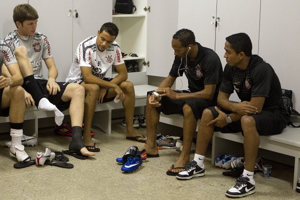Renan; Welder; Liedson e Jorge Henrique nos vestiários antes da partida entre Bahia/BA x Corinthians, realizada esta noite no estádio Roberto Santos, o Pituacu, pela 7ª rodada do Campeonato Brasileiro de 2011