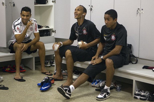 Welder; Liedson e Jorge Henrique nos vestiários antes da partida entre Bahia/BA x Corinthians, realizada esta noite no estádio Roberto Santos, o Pituacu, pela 7ª rodada do Campeonato Brasileiro de 2011
