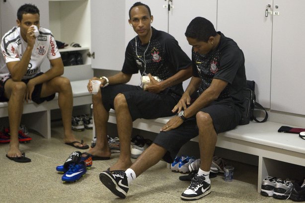 Welder; Liedson e Jorge Henrique nos vestiários antes da partida entre Bahia/BA x Corinthians, realizada esta noite no estádio Roberto Santos, o Pituacu, pela 7ª rodada do Campeonato Brasileiro de 2011