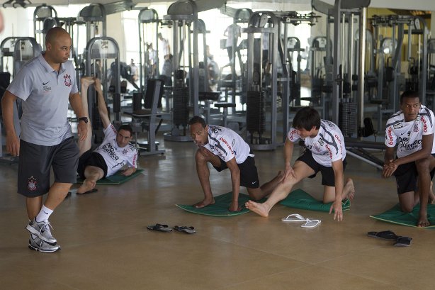 Eduardo Silva comanda o treino do Corinthians que aconteceu esta manhã na praia de Stella Maris, em Salvador. O time se prepara para o jogo contra o Vasco da Gama, quarta-feira, dia 06/07, no estádio do Pacaembu, pela 8ª rodada do Brasileirão 2011
