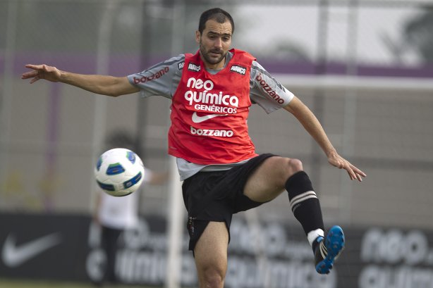 Danilo durante o treino do Corinthians que aconteceu esta manhã no CT Joaquim Grava, no Parque Ecológico do Tiete. O time se prepara para o jogo contra o Vasco da Gama, dia 06/07, quarta-feira, a noite, no estádio do Pacaembu, pela 8ª rodada do Brasileirão 2011