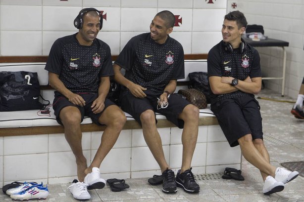 Emerson; Wallace e Alex nos vestiários antes da partida entre Botafogo x Corinthians, realizada esta noite no estádio de São Januário, pela 10ª rodada do Campeonato Brasileiro de 2011