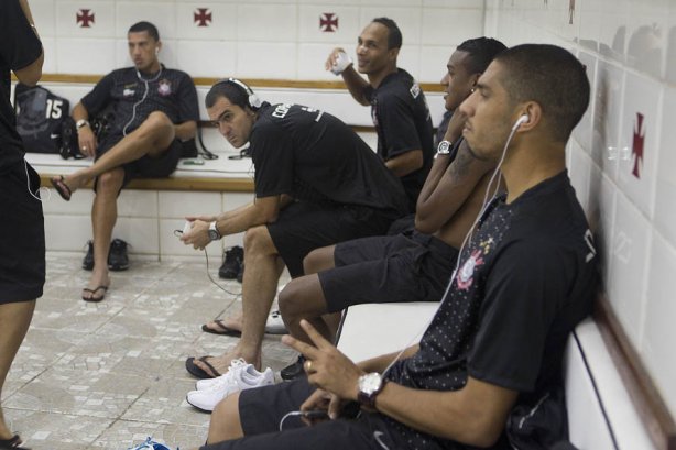 Jogadores nos vestiários antes da partida entre Botafogo x Corinthians, realizada esta noite no estádio de São Januário, pela 10ª rodada do Campeonato Brasileiro de 2011