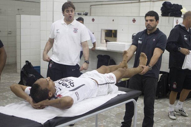 O fisioterapeuta Bruno Mazziotti faz alongamento em Liedson nos vestiários antes da partida entre Botafogo x Corinthians, realizada esta noite no estádio de São Januário, pela 10ª rodada do Campeonato Brasileiro de 2011